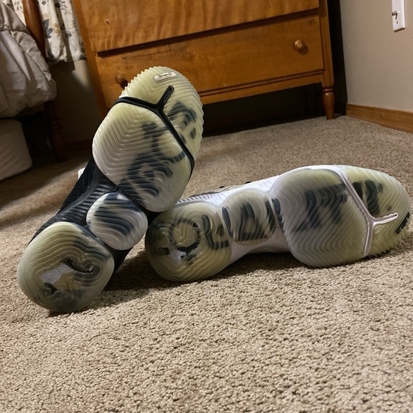 Lebron 16 - EQUALITY - Black & White - Picture 4 of 5